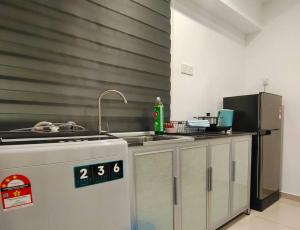 cocina con fregadero y encimera en 【NEW】Modern Comfort Studio@Juru Sentral Icon City, en Bukit Mertajam