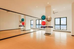 Habitación grande con globos y espejos en un edificio en 【NEW】Modern Comfort Studio@Juru Sentral Icon City, en Bukit Mertajam