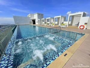 una piscina con agua en el medio de una casa en 【NEW】Modern Comfort Studio@Juru Sentral Icon City, en Bukit Mertajam