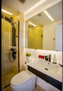 uma casa de banho com um lavatório, um WC e um chuveiro em Hard Rock at Cana Rock 1 by Unwind Properties em Punta Cana