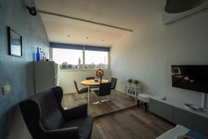un soggiorno con tavolo e una sala da pranzo di Captain’s Apartment a Zara (Zadar)