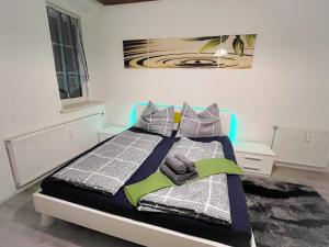 Llit o llits en una habitació de Charmante Ferienwohnung in St. Barbara im Mürztal