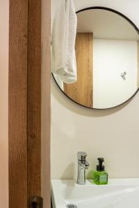 La salle de bains est pourvue d'un miroir et d'un lavabo. dans l'établissement Praia Apartaestudios Sabaneta, à Sabaneta