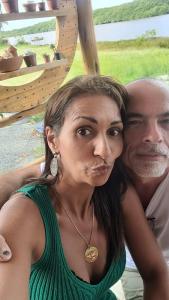 een man en een vrouw die poseren voor een foto bij Fazenda Eco-Jardim in Una