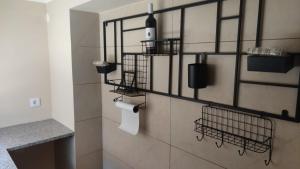 uma casa de banho com suportes de papel higiénico na parede em Quarto Amélia em Fogueira