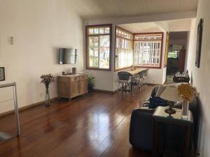 uma sala de estar com um sofá e uma mesa em Solar Antônio Dias em Ouro Preto