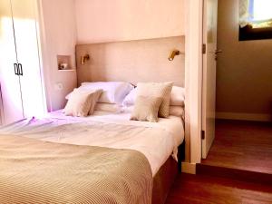 Schlafzimmer mit einem Bett mit weißer Bettwäsche und einem Fenster in der Unterkunft Santa Clara Bungalows in Maspalomas