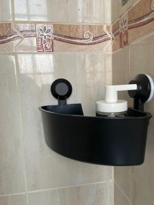 un soporte negro en la pared de un baño en Atico Vintage con Terraza en Vigo