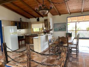 a kitchen with a refrigerator and a table and chairs at Hacienda Palomas en Concordia - Finca Cafetera in Salgar