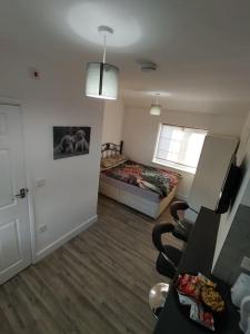 a small room with a bedroom and a bed at Stylish studio flat with Parking in Enfield