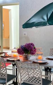 發羅拉的住宿－Mediterranean Villa Old Town，一张桌子,上面有紫色的鲜花和灯