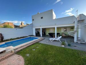 een achtertuin met een zwembad en een huis bij CASA EN YERBA BUENA in Yerba Buena
