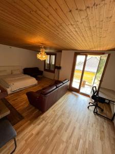 een grote woonkamer met een bed en een bank bij Private room for long term rent 1000-1200CHF per month in Bolligen