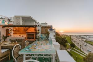 丹吉爾的住宿－Riad Villa with Mediterranean Sea Views of Spain and Gibraltar，海景阳台上的桌子