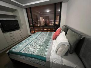 a bedroom with a bed with a view of a city at NEW! Modern 2b La Carolina AmazingView 3c in Quito