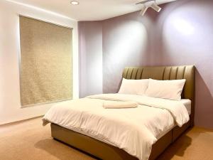 - une chambre avec un lit et un ventilateur de plafond dans l'établissement City Center Bliss: Steps from Attractions!, à Malacca