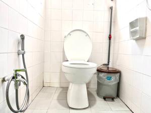 - une salle de bains pourvue de toilettes et d'une poubelle dans l'établissement City Center Bliss: Steps from Attractions!, à Malacca