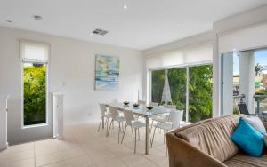 una sala de estar con una mesa y sillas en No 7 Summer Salts, en Hayborough