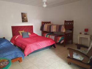 a bedroom with two twin beds and a table at El secreto de la vida in Villa de Soto