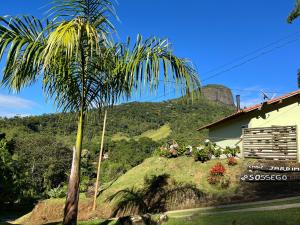 Uma vista da montanha tirada do chalé alpino 