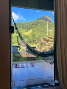 Uma vista da montanha tirada do chalé alpino 