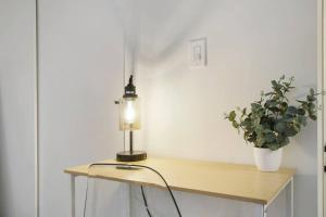 een lamp op een tafel met een potplant bij Inviting Fully Furnished Studio Perfect Location- Chestnut 02D in Chicago