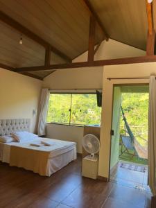 Cama ou camas em um quarto em Lumiar Chalé Jardim do Sossego