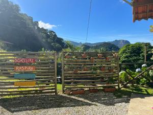 Uma vista da montanha tirada do chalé alpino 