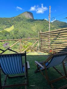 Uma vista da montanha tirada do chalé alpino 