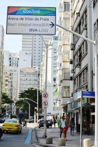 un letrero en una calle de la ciudad con edificios en Copacabana Praia Rio, en Río de Janeiro
