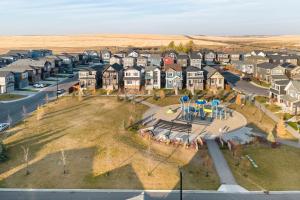 una vista aérea de una ciudad con casas y un parque infantil en Luxurious Comfortable Suite, en Airdrie