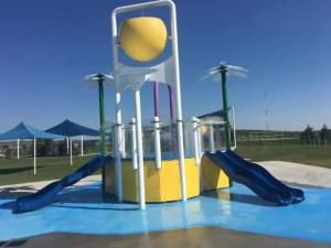 un parque acuático con tobogán y zona de juegos en Luxurious Comfortable Suite, en Airdrie