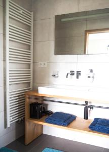 een badkamer met een wastafel en een spiegel bij Mas Grenadine, magnifique villa du Piémont Cévenol in Sauve
