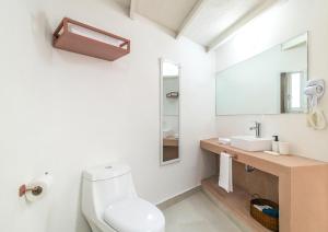 Ett badrum på Casa Rosa by Domi Housing