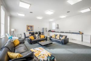 un soggiorno con divani e un tavolo di 4 Bedroom House - Hobart CBD - Free Parking - Free WIFI a Hobart