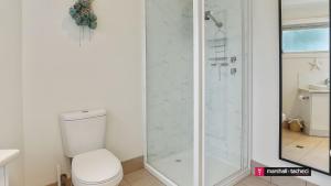 Ένα μπάνιο στο Marina Townhouse Unit 1 Walk to beach Bermagui +8 φωτογραφίες