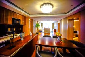 Televízia a/alebo spoločenská miestnosť v ubytovaní Sentosa Hotel Apartment Taoyuan Branch