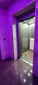 Habitación de color púrpura con espejo en Miryam House Affittacamere Suite e Relax, en San Severo