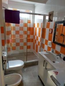 a bathroom with a toilet and a shower and a sink at Apto a 5 min a pie de la playa in Málaga