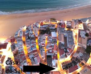 una vista aérea de una ciudad en la playa en Studio Sal en Albufeira