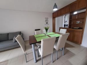 eine Küche und ein Esszimmer mit Tisch und Stühlen in der Unterkunft Departamento en la Ciudad de Mendoza Frente al Parque Central con Terraza y Vistas in Mendoza