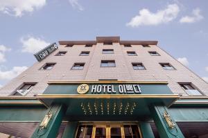 un edificio con una señal de salida de hotel en él en Wonju Hotel Ippda, en Wonju