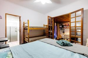 um quarto com uma cama e um beliche em Ashram Anandini em Campinas