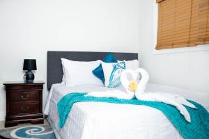 Sheer Bliss BeachView Apt #2客房内的一张或多张床位