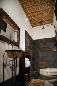 a bathroom with a sink and a toilet at Hotel Reserva de Piedemonte in Villavicencio