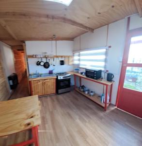 cocina con fogones y fregadero en una habitación en Isla Yu Patagonia 2 en Puerto Natales