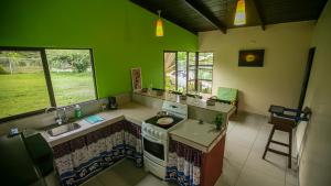 フォルトゥナにあるGreen Leaf Houseの緑豊かなキッチン(シンク、コンロ付) +16枚の写真