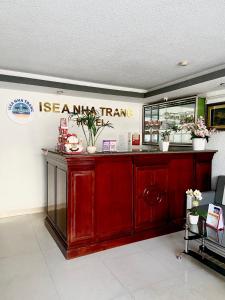 un restaurant avec un comptoir rouge dans une salle dans l'établissement Isea Nha Trang Hotel, à Nha Trang