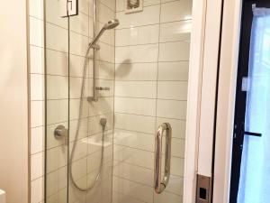 y baño con ducha y puerta de cristal. en U Suites on Rongotai Rd, en Wellington