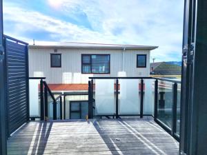 - une vue depuis le balcon d'une maison dans l'établissement U Suites on Rongotai Rd, à Wellington
